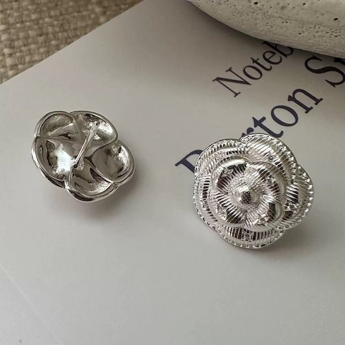 Verfijnde zilveren Camellia ketting en oorbellen set