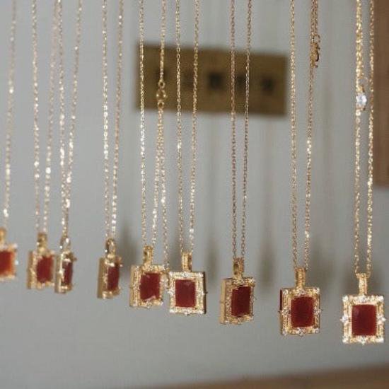 Vintage rode agaat ingelijste hanger ketting