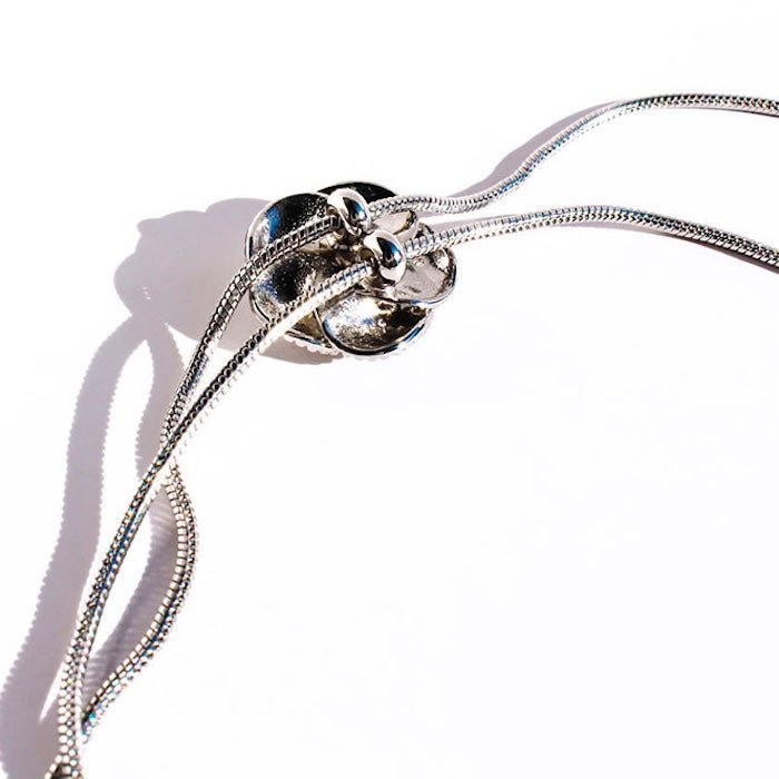 Verfijnde zilveren Camellia ketting en oorbellen set