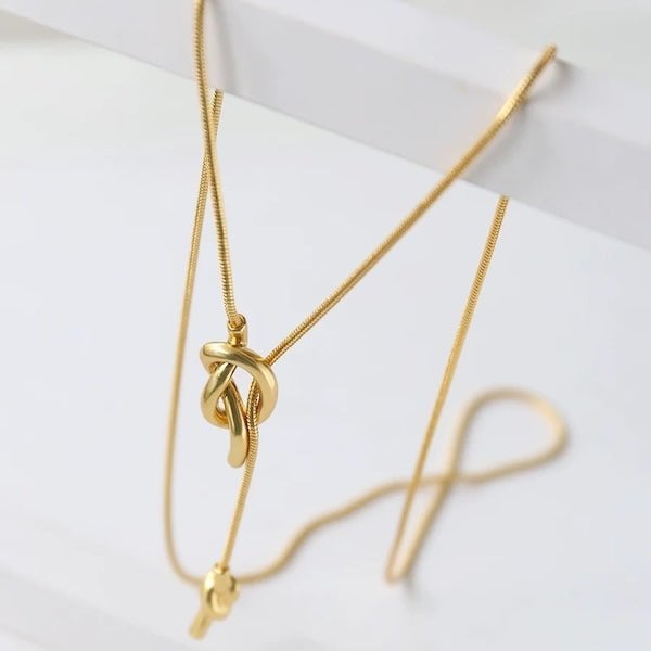 Minimalistische knoop trui ketting