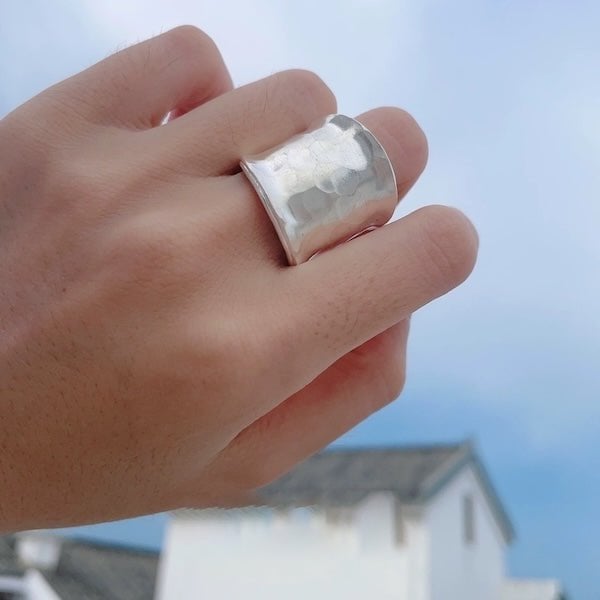Gedurfde gehamerde brede bandring