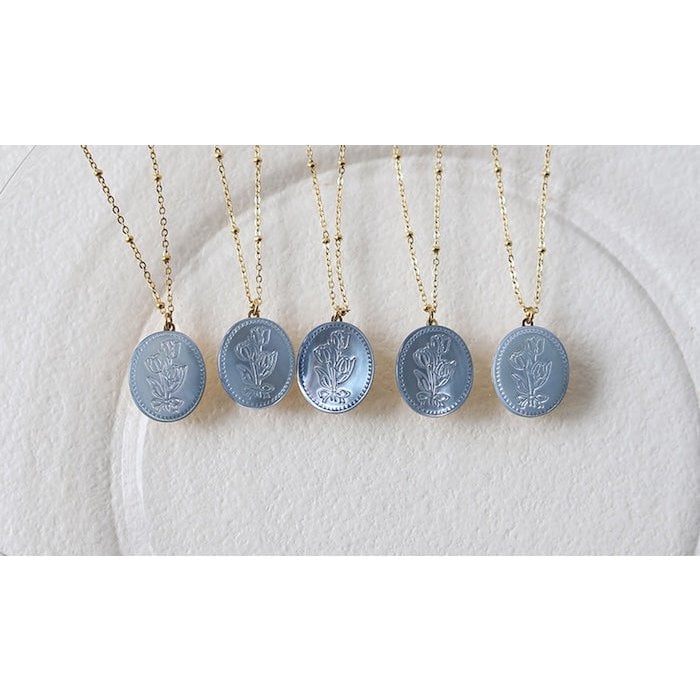 Botanische parelmoer medaillon ketting