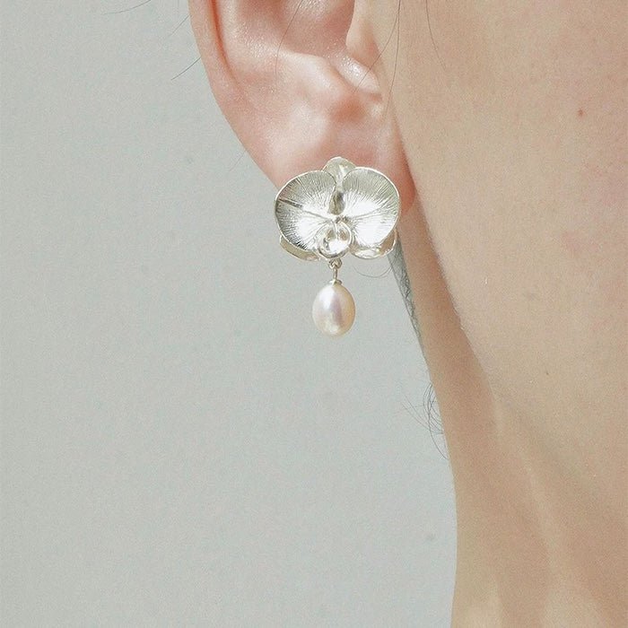 Zilver bloeiende orchidee oorbellen met parel