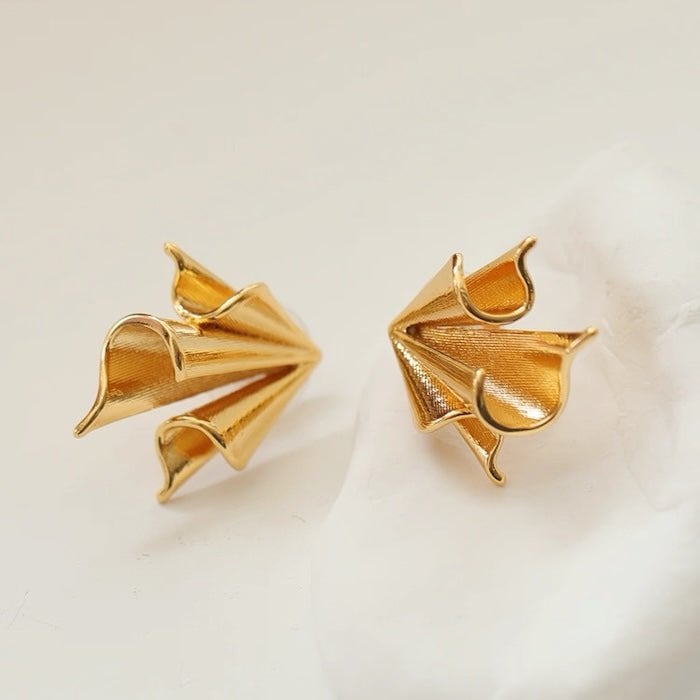Sculpturale origami papieren vliegtuig oorbellen