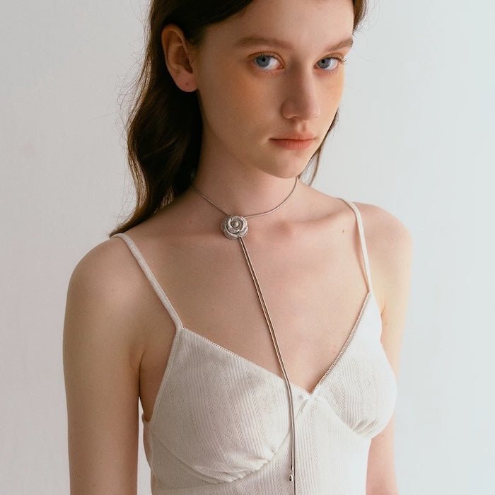 Verfijnde zilveren Camellia ketting en oorbellen set