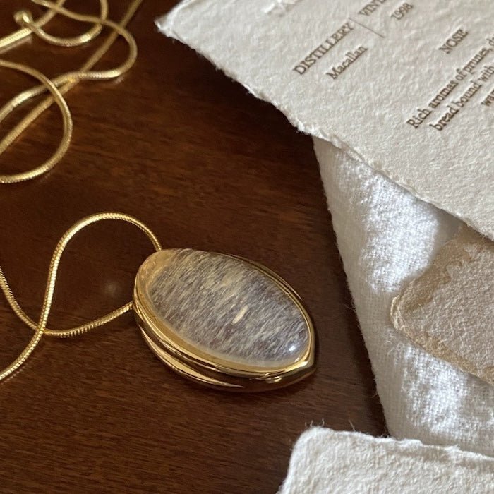 Minimalistisch goud gerutileerde kwarts ovale hanger ketting