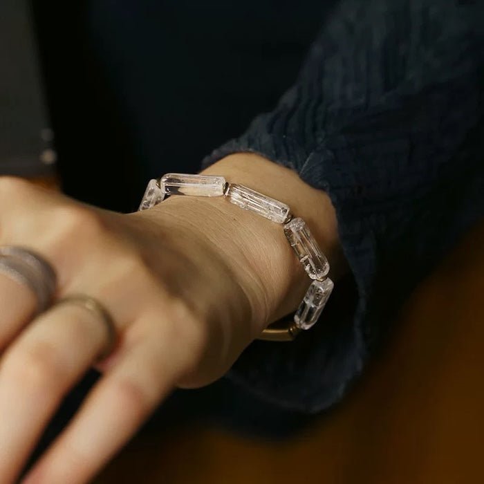 Clear Quartz Square Bar armband met bronzen charme