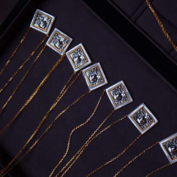 Romeinse stijl vierkante godin standbeeld ketting
