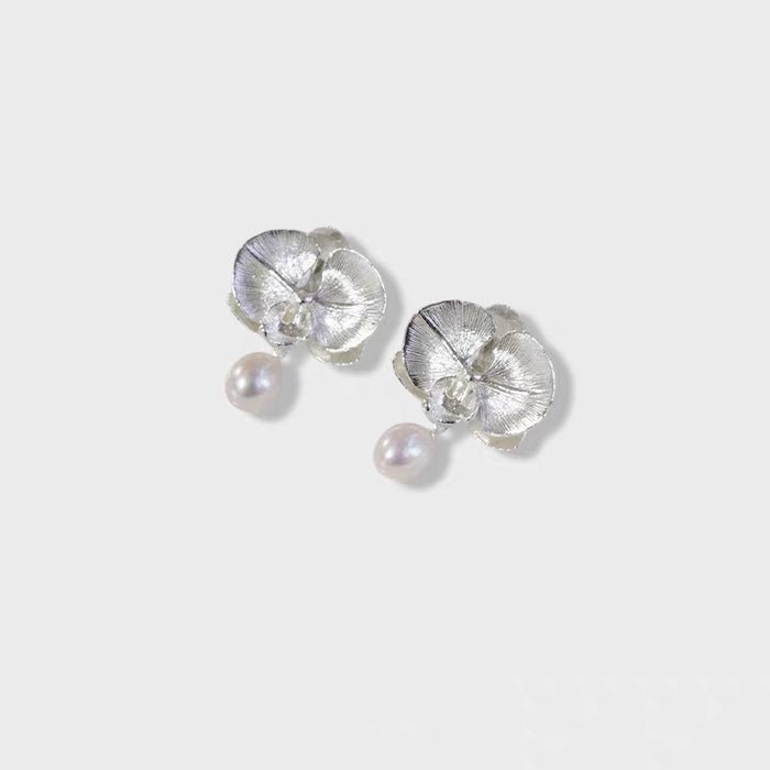 Zilver bloeiende orchidee oorbellen met parel