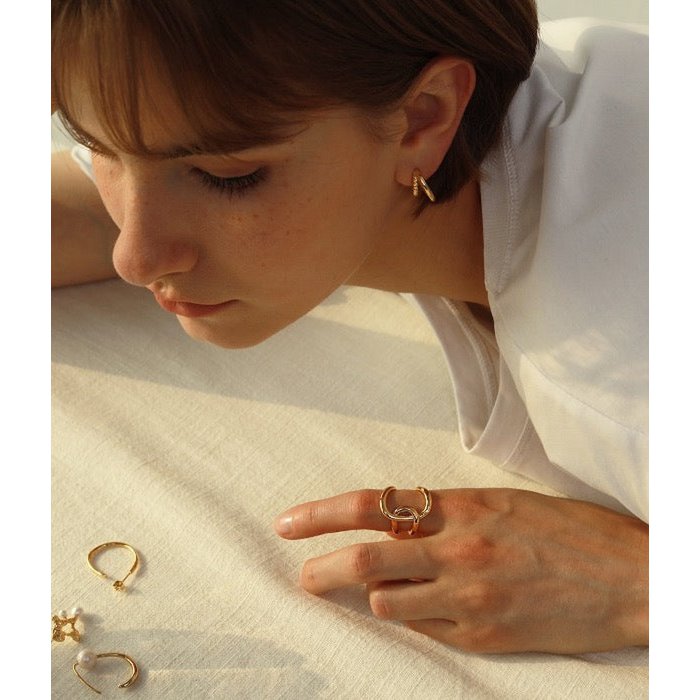 Crossover-ring met geometrisch vloeiend ontwerp