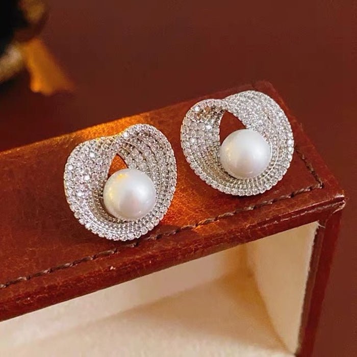 Lichtgevende parel omhelzing Stud Oorbellen