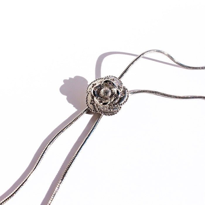 Verfijnde zilveren Camellia ketting en oorbellen set