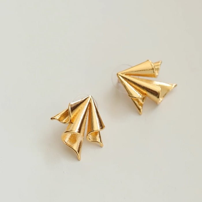 Sculpturale origami papieren vliegtuig oorbellen