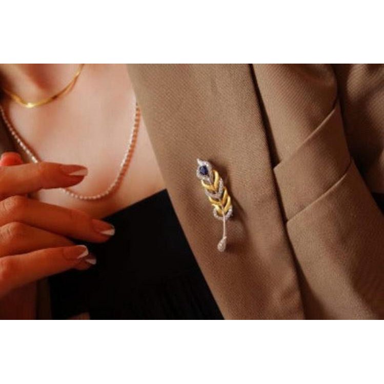 Gevederde pracht saffier broche