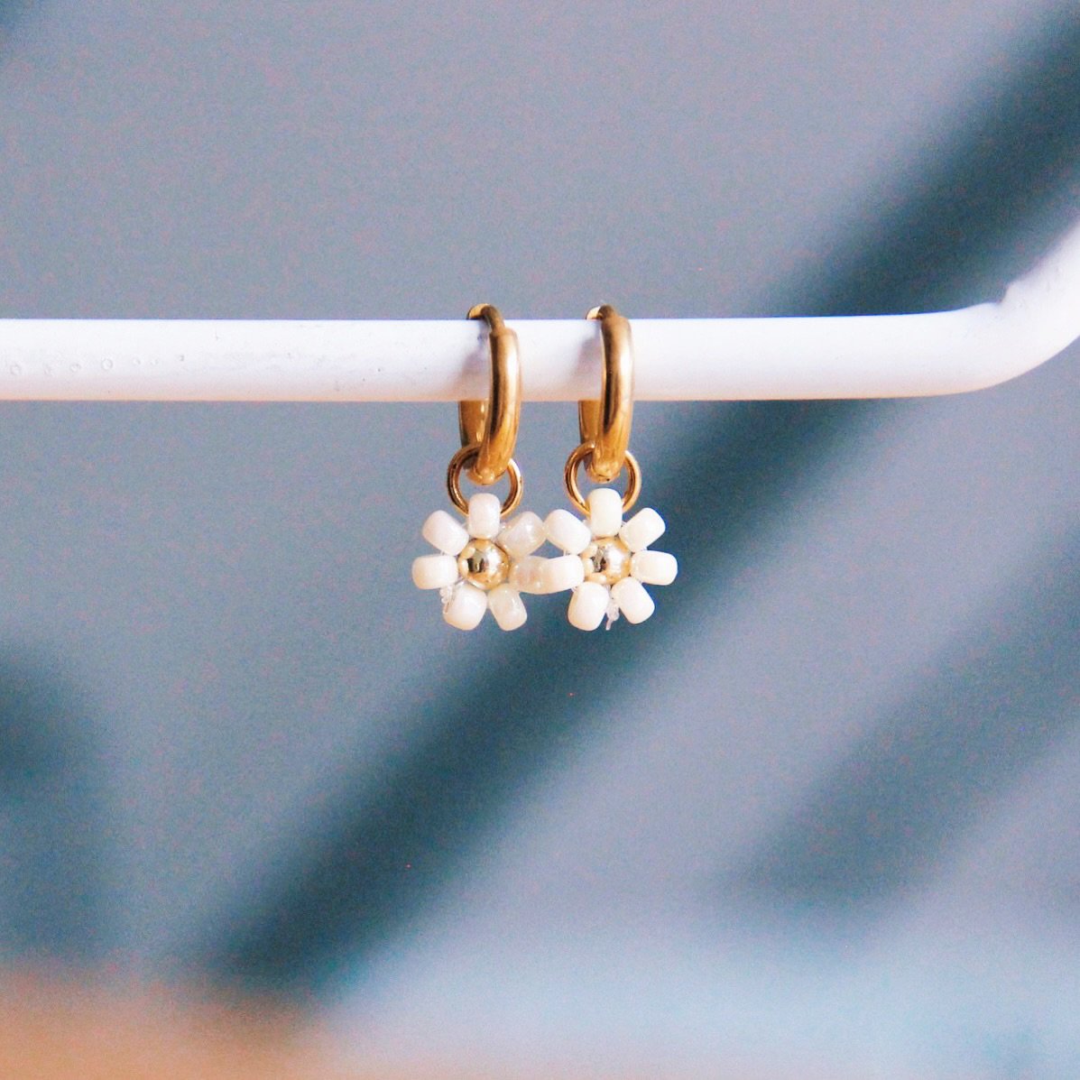 RVS oorringen met 'madeliefjebloem' - creme/goud - SS382