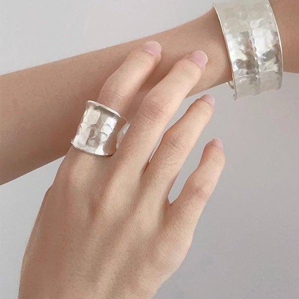 Gedurfde gehamerde brede bandring