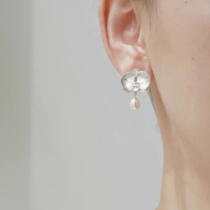 Zilver bloeiende orchidee oorbellen met parel
