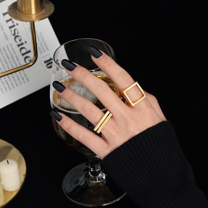 Minimalistische stoere look vierkante ring