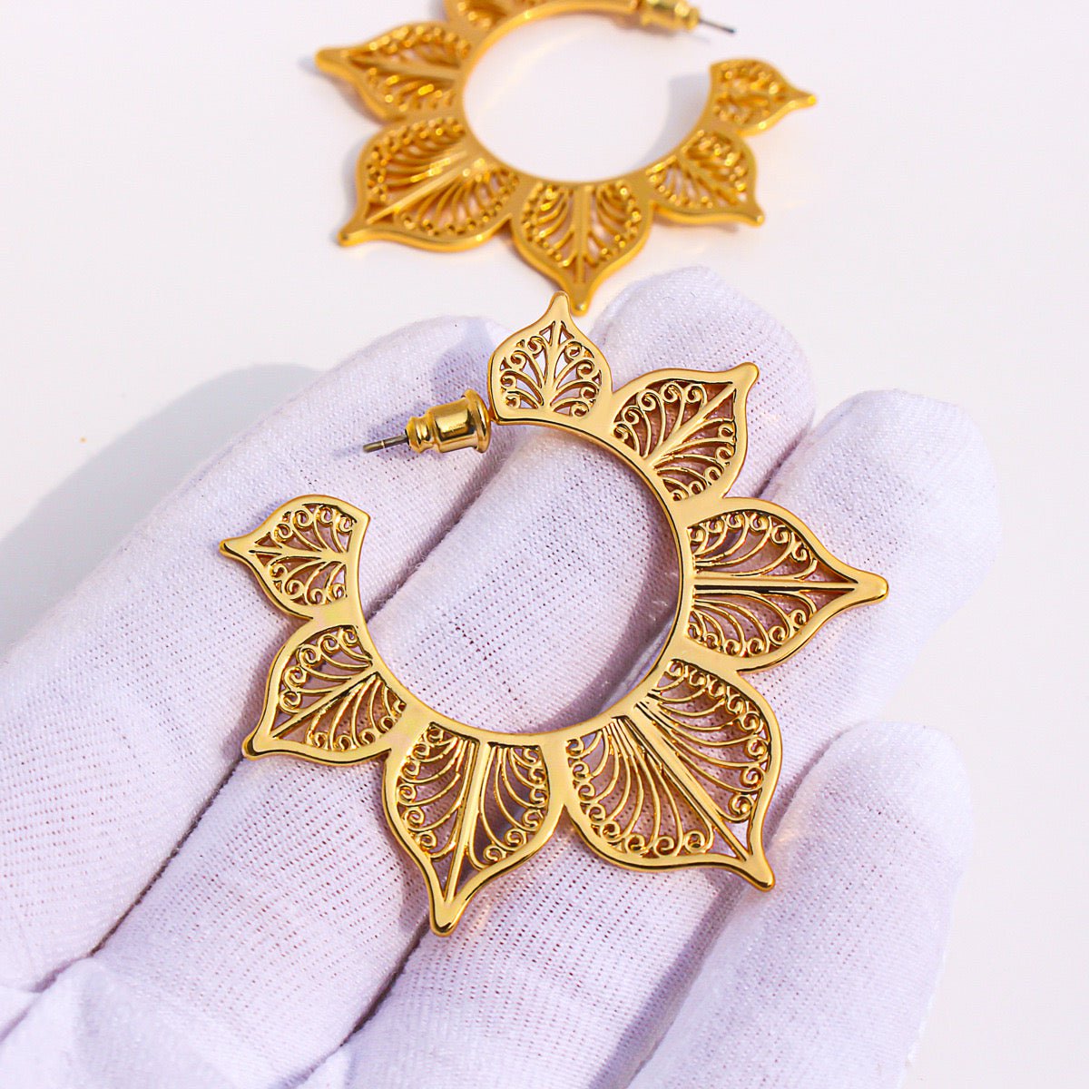 Filigraan -stijl Lotus Flower Hoop -oorbellen