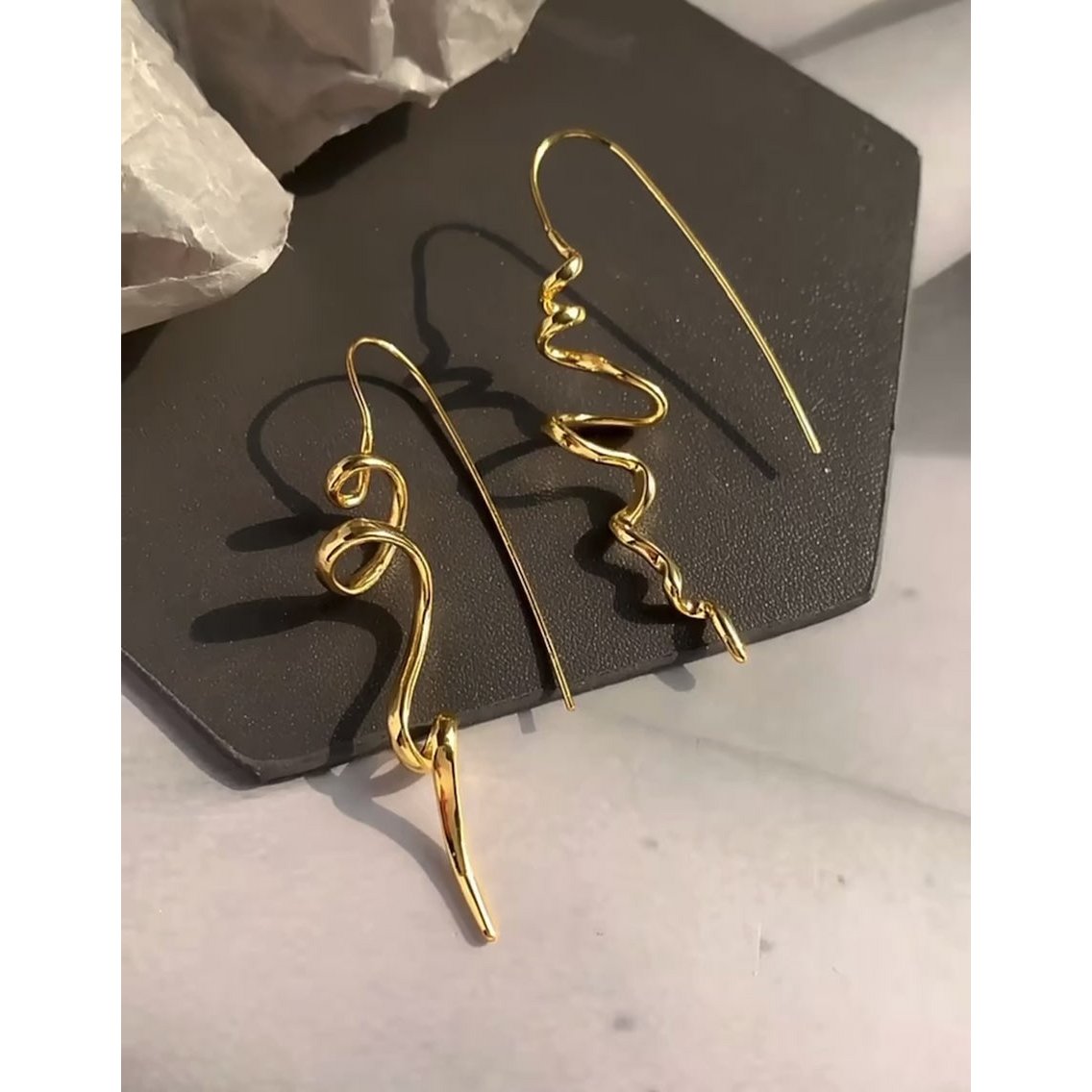 Minimalistische Swirl Line Drop Earring