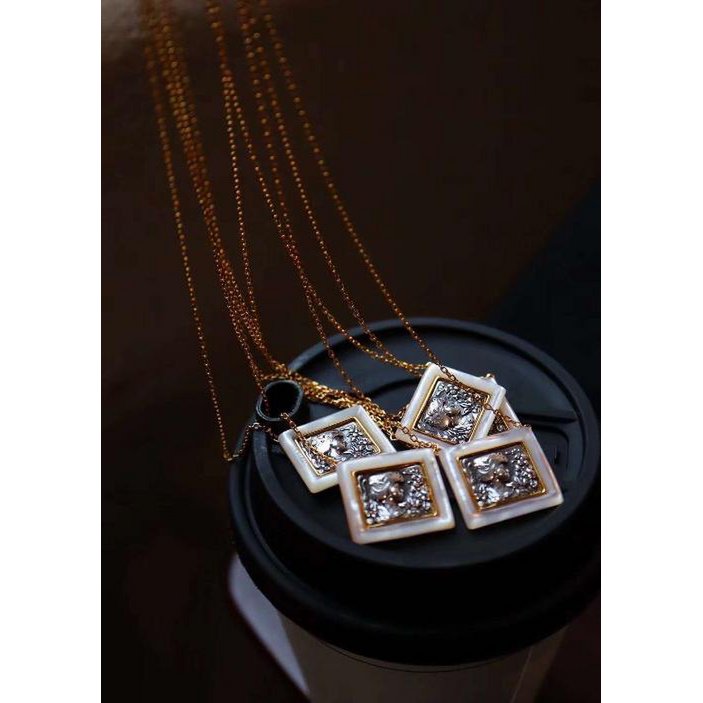 Romeinse stijl vierkante godin standbeeld ketting