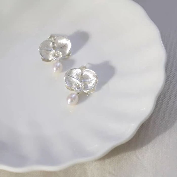 Zilver bloeiende orchidee oorbellen met parel
