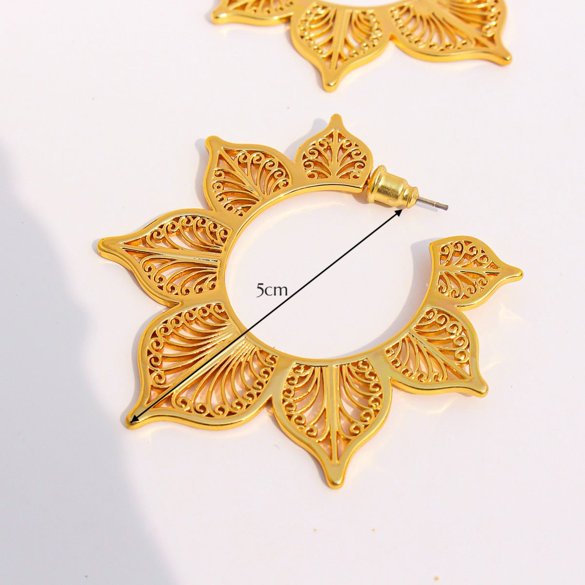 Filigraan -stijl Lotus Flower Hoop -oorbellen
