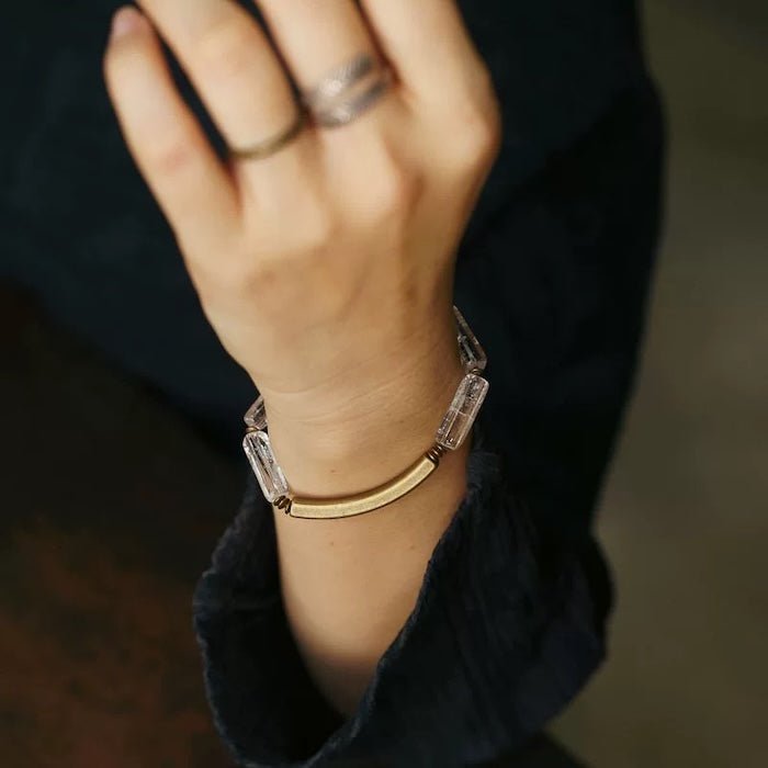 Clear Quartz Square Bar armband met bronzen charme