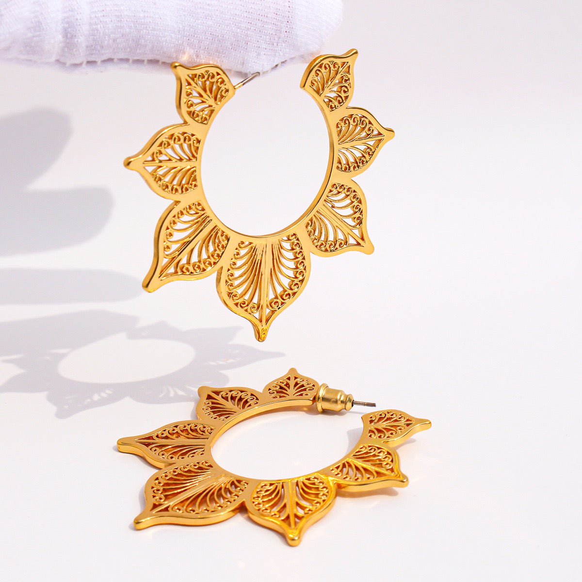 Filigraan -stijl Lotus Flower Hoop -oorbellen