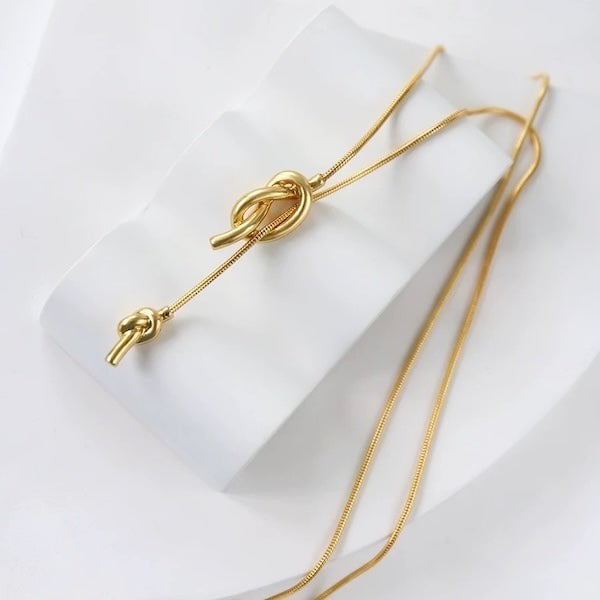 Minimalistische knoop trui ketting