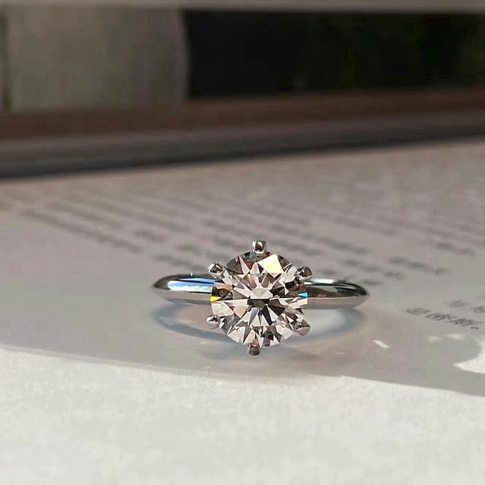 Tijdloze 6 Claw Solitaire Moissanite-ring