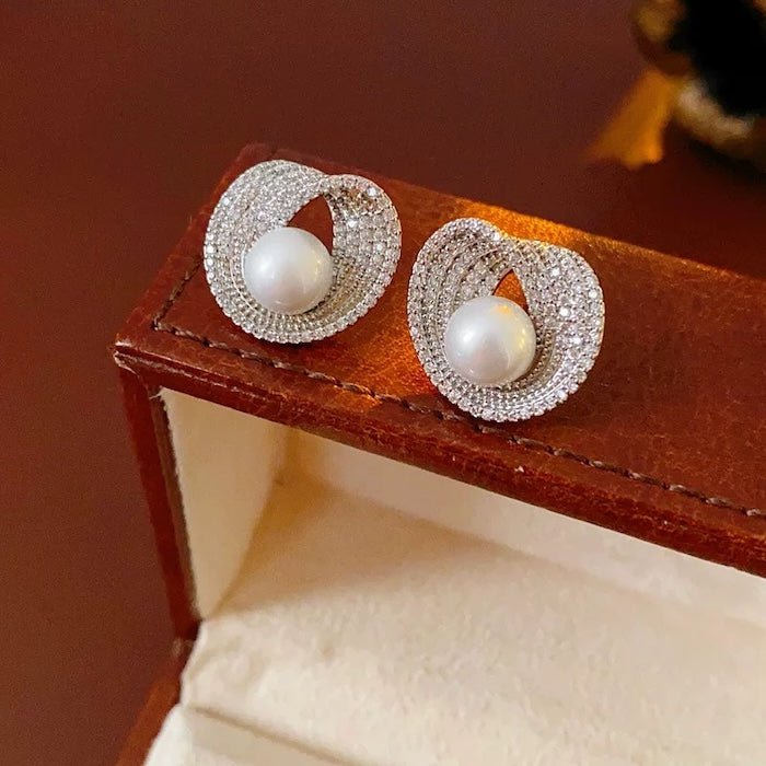 Lichtgevende parel omhelzing Stud Oorbellen