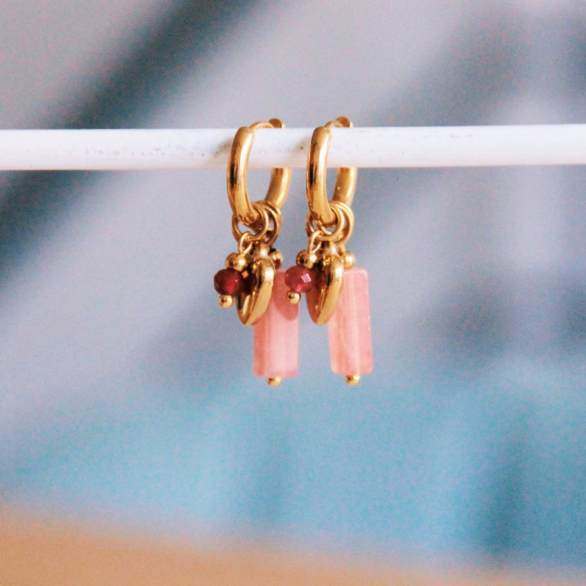 Brede oorring met buis, facet en hart - roze