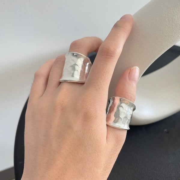 Gedurfde gehamerde brede bandring