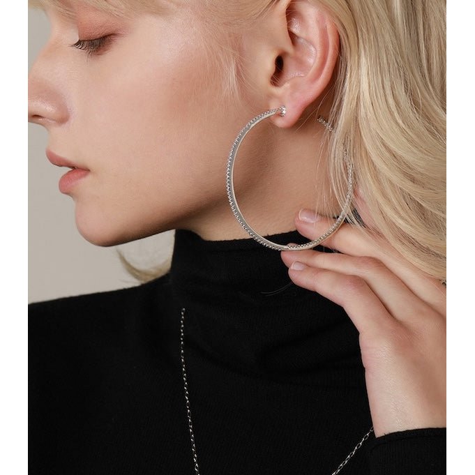 Oversized sprankelende hoepeloorbellen - 360 graden glamour