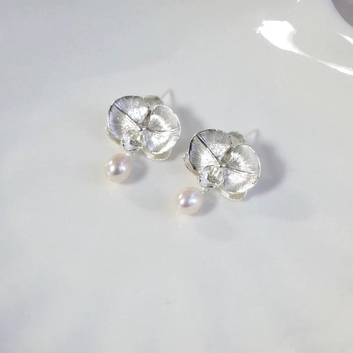 Zilver bloeiende orchidee oorbellen met parel