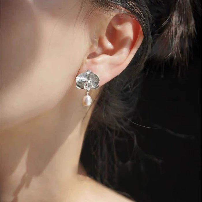 Zilver bloeiende orchidee oorbellen met parel