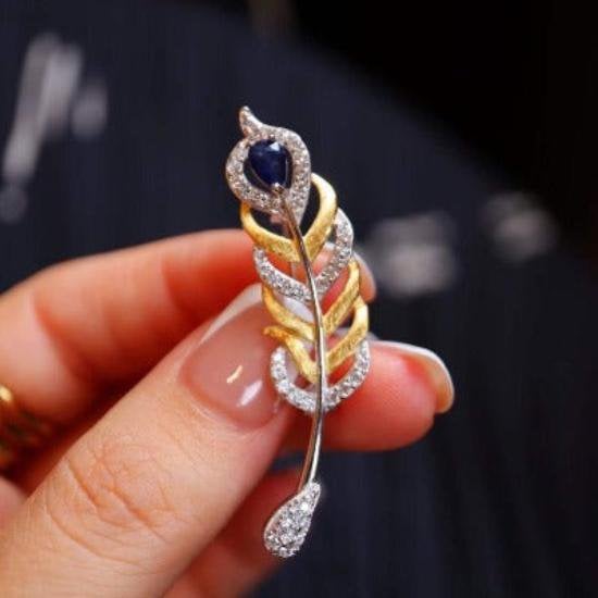 Gevederde pracht saffier broche