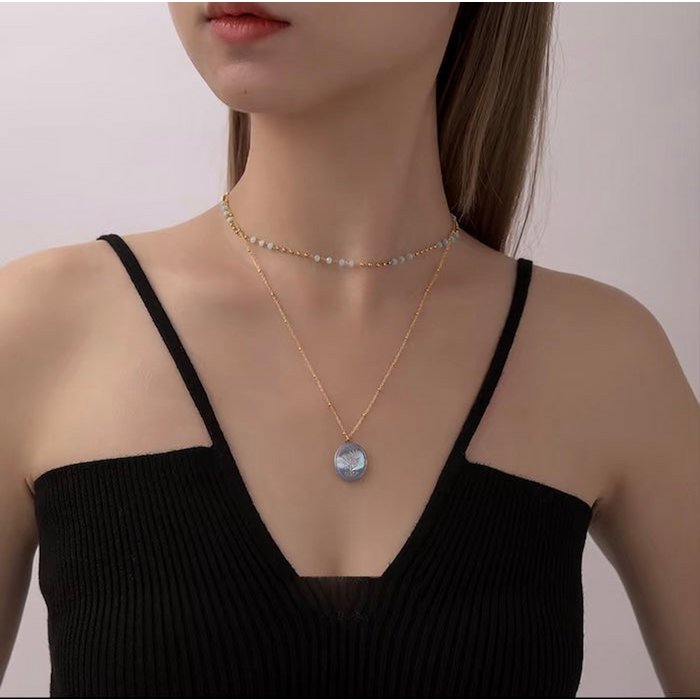 Botanische parelmoer medaillon ketting