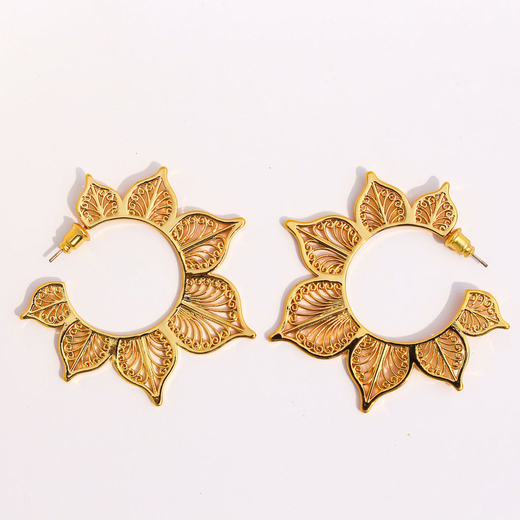Filigraan -stijl Lotus Flower Hoop -oorbellen