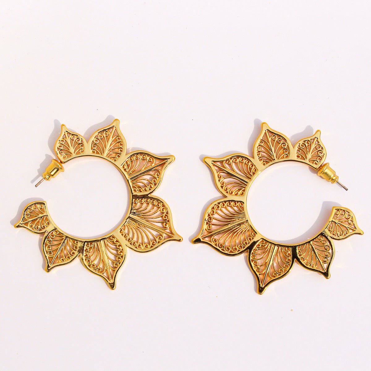 Filigraan -stijl Lotus Flower Hoop -oorbellen