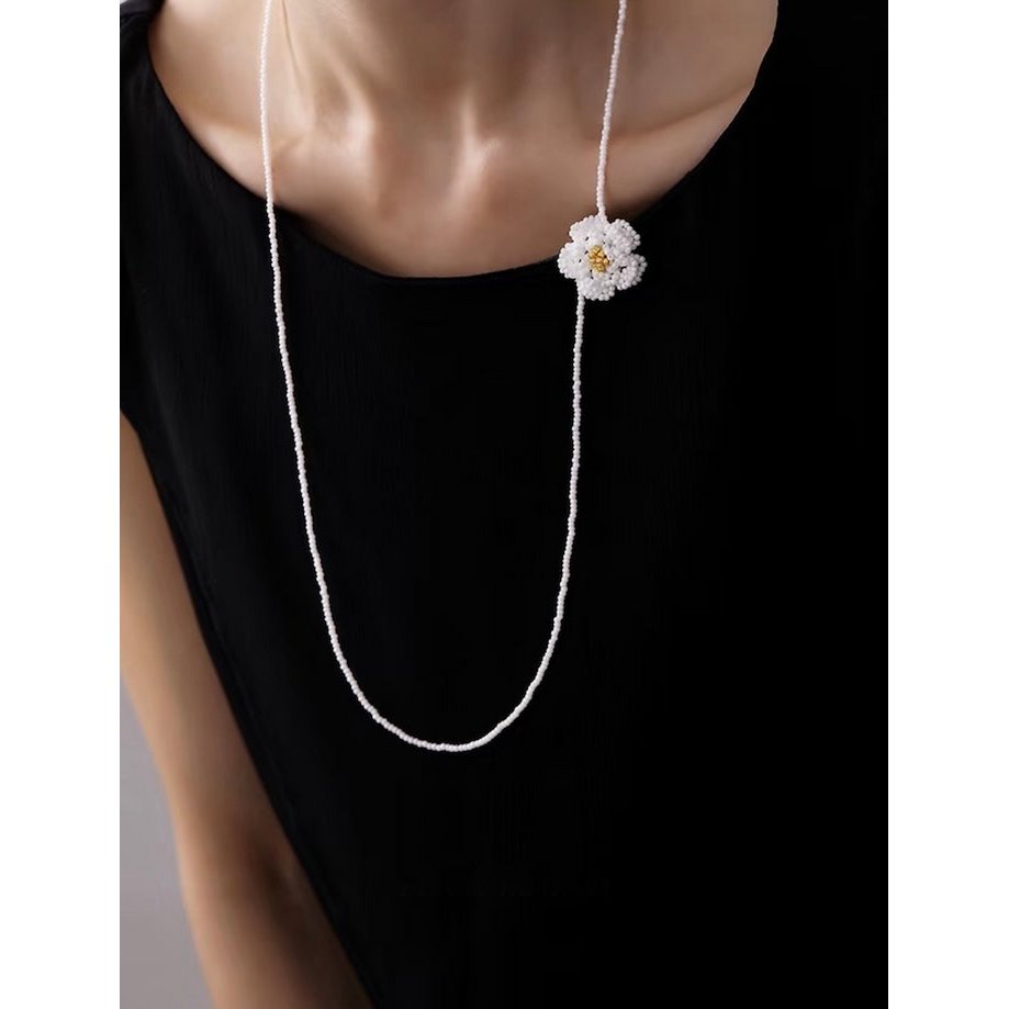 Handgemaakte ketting en oorbellen met madeliefjes
