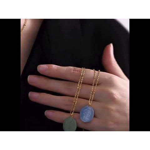 Botanische parelmoer medaillon ketting