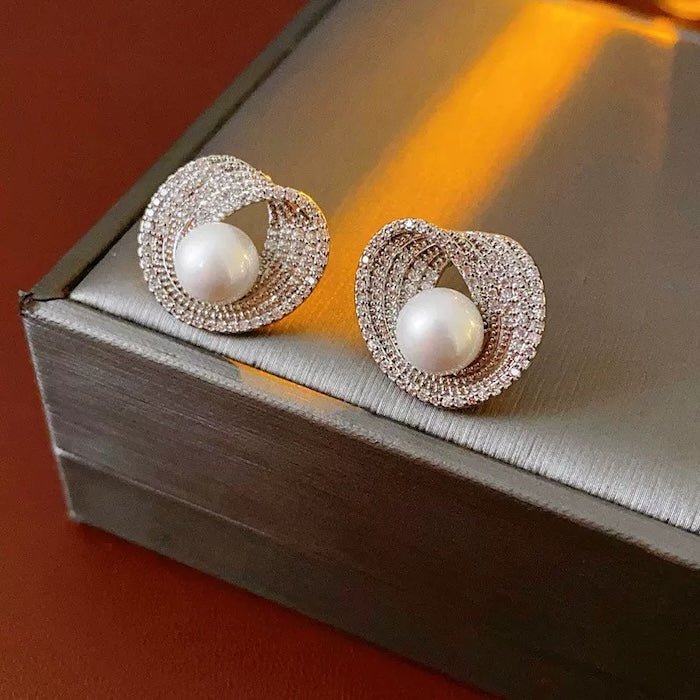 Lichtgevende parel omhelzing Stud Oorbellen