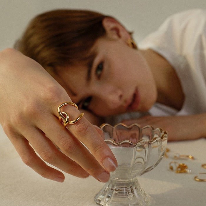 Crossover-ring met geometrisch vloeiend ontwerp