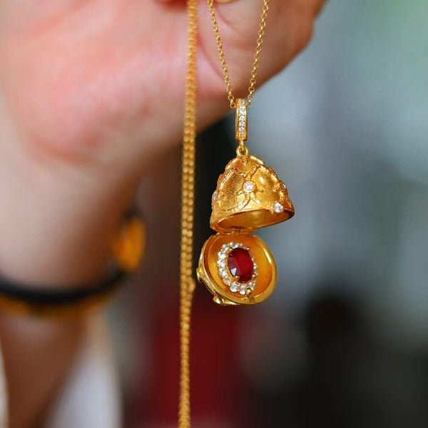 Schat ei medaillon Ruby ketting