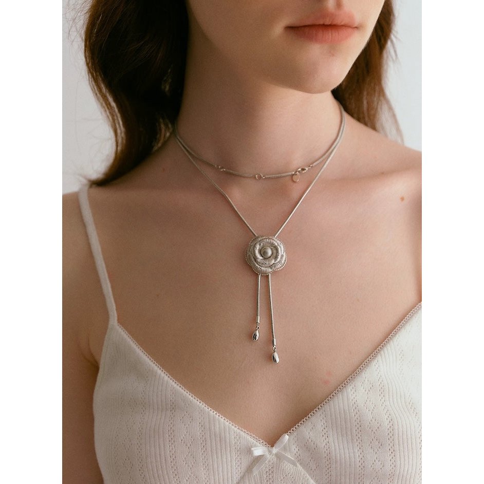 Verfijnde zilveren Camellia ketting en oorbellen set