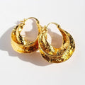 Gehamerde gouden hoepeloorbellen – moderne vintage stijl