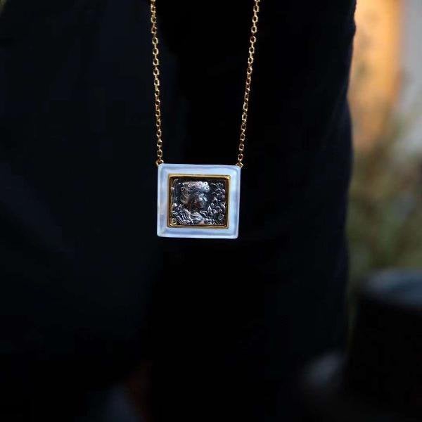 Romeinse stijl vierkante godin standbeeld ketting