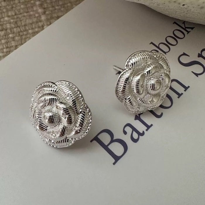 Verfijnde zilveren Camellia ketting en oorbellen set
